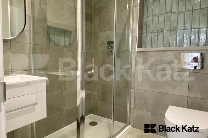 Offing Over 60 Sq. Mts. Of Living & Entertaining Space Flaxman Road , Loughborough Junction 